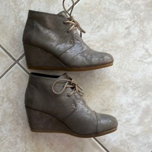 Toms ankle short boots.